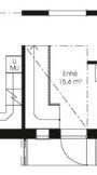 Planritning med trappa placerad en bit in i hallen, markerad intill entré på 15.6 kvm.