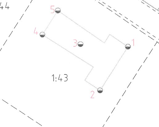 Schematisk ritning av en hustomt med markerade mätpunkter och dimensioner.