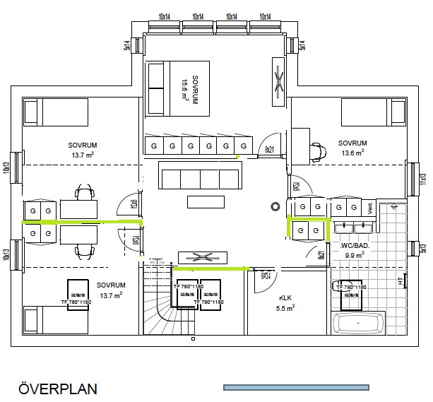 Överplan av ett hus med tre sovrum, garderober, badrum och klädkammare, markerat med mått och layoutändringar.