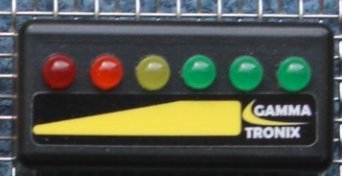 Statusindikator med röd, gul och gröna lampor märkt "GAMMA TRONIX".
