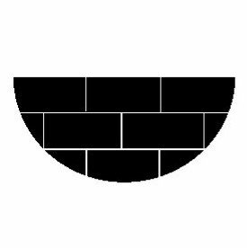 Halvcirkelformad layout av skifferstenar som ska användas för renovering av trappkant.
