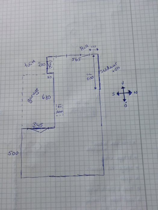 Handritad skiss av planlösning för en framsida med markerade ytor för garage, gångväg, uteplats och spaljé.