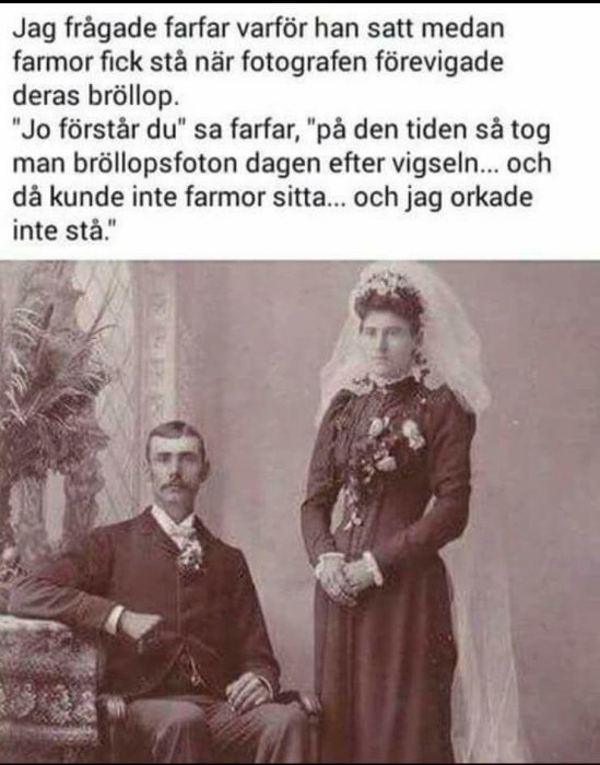 Gammalt svartvitt bröllopsfoto där mannen sitter och kvinnan står bredvid honom.