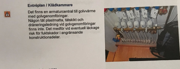 Del av en besiktningsrapport och bild på en fördelare för golvvärme utan tätskikt eller plaströr runt genomföringar.