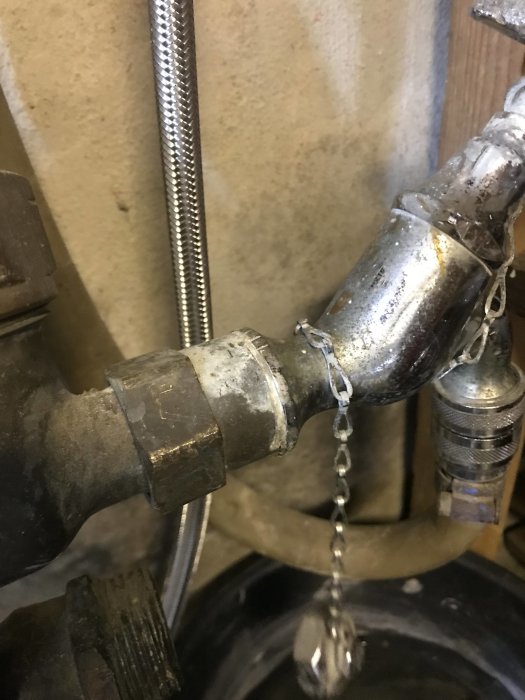 Vatten läcker från en rörgänga på en välfäst kranskoppling i ett hem.
