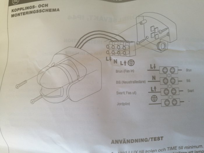 Kopplingsschema för rörelsevakt visar anslutningen av inkommande och utgående kablar med beteckningar L, N, jord på svenska.