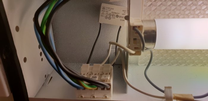Elinstallation med flerkabelsskoppling, kondensator och lampa, och fråga om N och L-kablar.