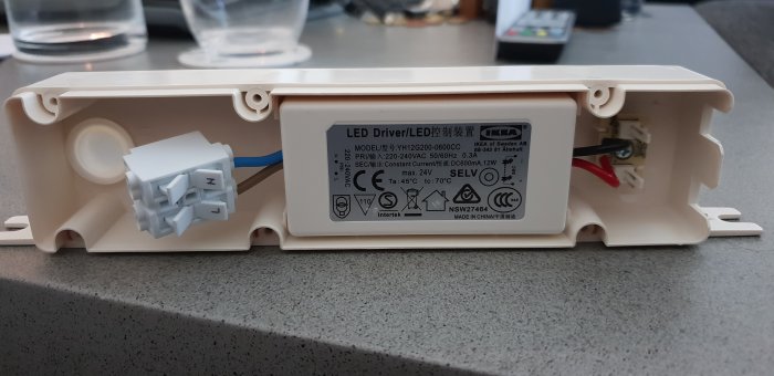 Öppet LED-drivhus med synliga kablar och anslutningar för installation i spegelskåp.