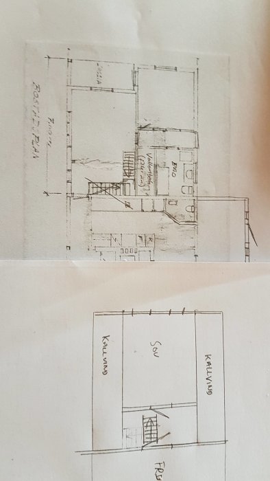 Handritad skiss av husplan med trappa och rumsmarkeringar betraktad från två vinklar.