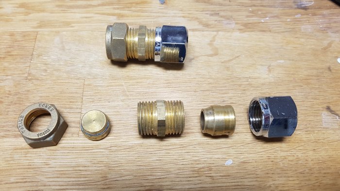 Rördelar på ett träbord, fråga om kompatibilitet mellan 16 mm förstoring och 15 mm Conex.