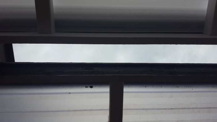 Spalt mellan två altantak av olika höjd, vilket visar hur regnvatten kan komma in och blöta ner altanen.