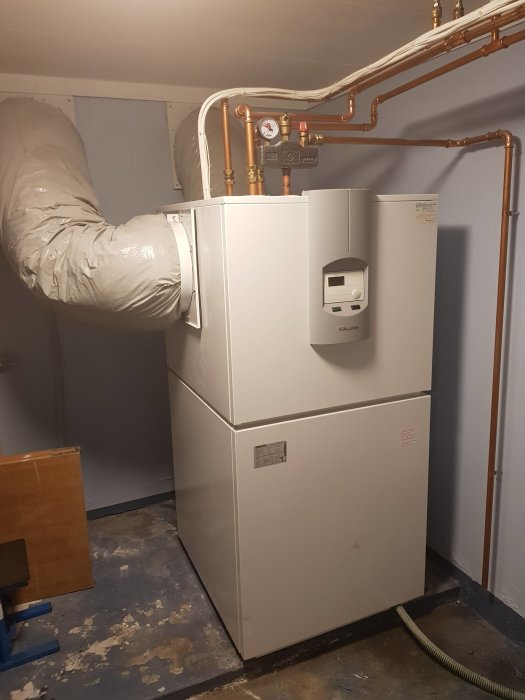 Stiebel Eltron WPL 10 värmepump från 2006 i pannrum med kopparledningar och mätinstrument.