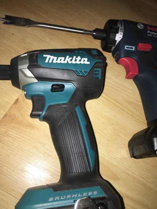 Makita slagskruvdragare bredvid en Bosch borr, använt för att borra hål snabbt.