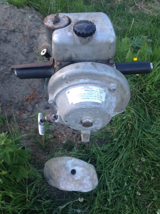 Bergborrmaskin av märket Atlas Copco liggande på gräs, sökes instruktion och reparationsmanualer.