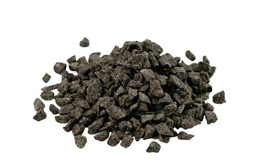 Hög med dekorgrus, diabas 8-11mm fraktion, avsett för trädgårdsprojekt.
