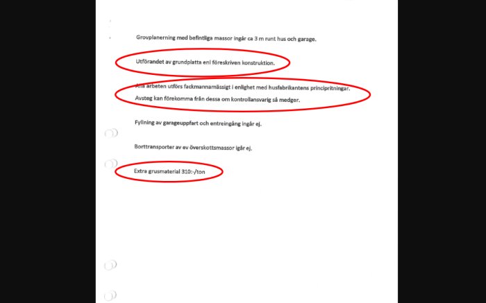 Dokument med textmarkerade delar om grundplatta och extrakostnad för grusmaterial till byggprojekt.