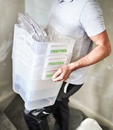 Person håller en Festool CT-VA-20 cyklonlösning med genomskinliga lådor.