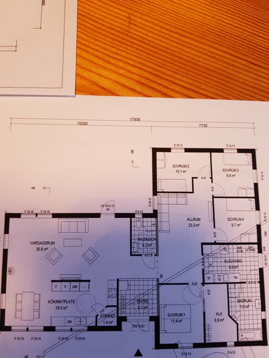 Husritning som visar planlösning med vardagsrum, kök, sovrum och badrum, användare önskar förändringar.