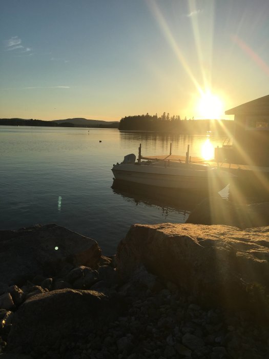 Solnedgång över en båtbrygga med ny trall i Hälsinglands skärgård.