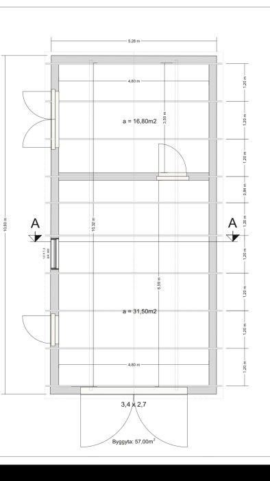 Ritning över ett garage med måttangivelser, förrådsdel, garageyta och loft, samt dimensioner för bärande delar.