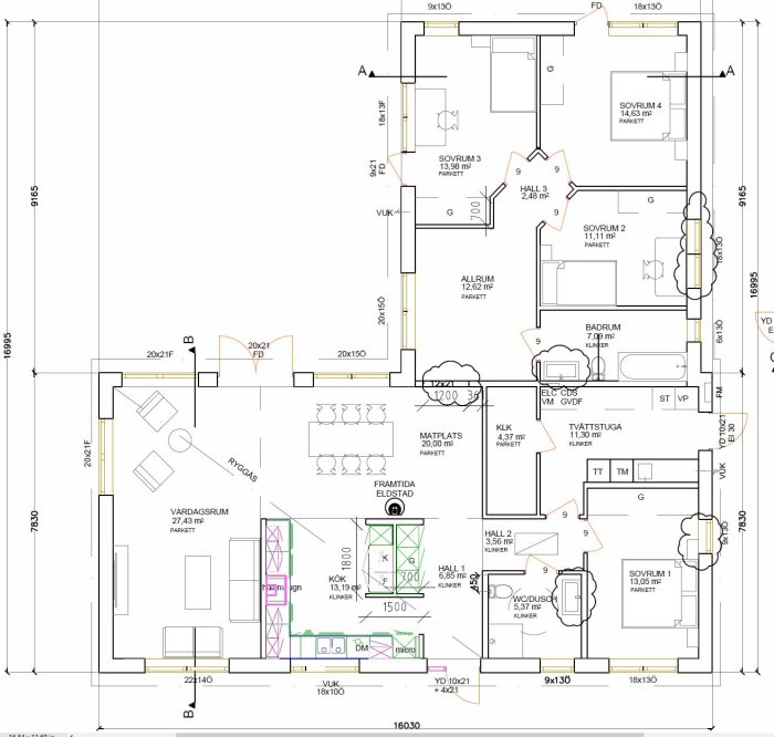 Detaljerad arkitektonisk ritning av en husplanlösning med markerade rum och mått.