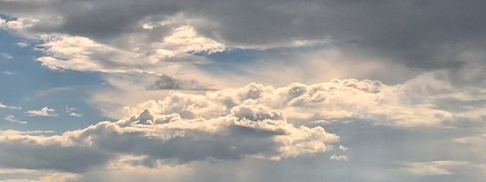 Himmel med dramatiska molnformationer vid skymningen.