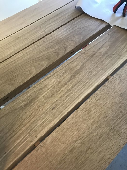 Träplankor utlagda för att förbereda för fräsning och inpassning av plattjärn, skissade linjer synliga.