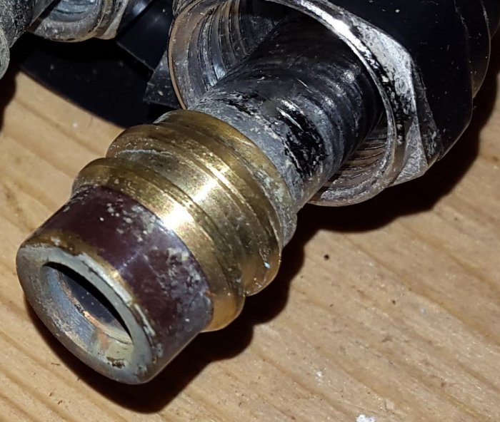 Närbild på en tvättställskoppling med 12 mm hylsa anpassad till 10 mm rör.