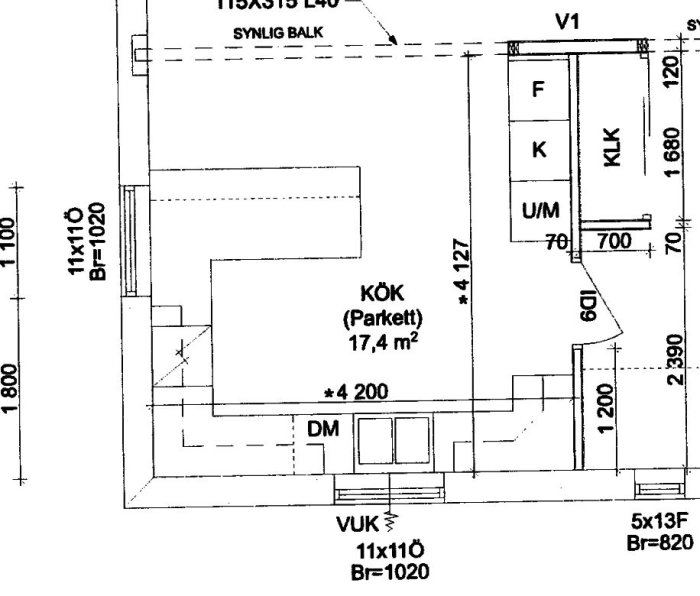 Ritning av ett kök med översiktlig layout och dimensioner, markerade gångavstånd och kökstillbehör.