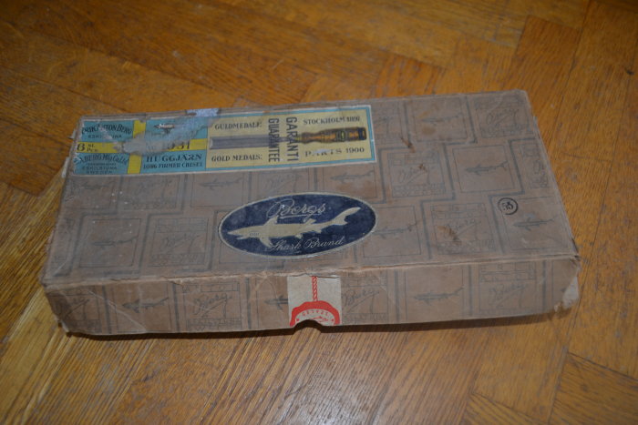 Gammal sliten låda med etiketter, E.A Berg stämjärn, hittad på loppis.