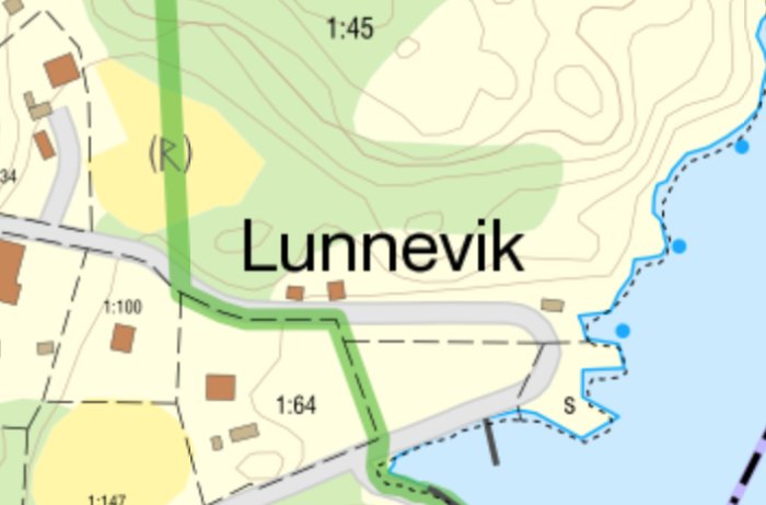 Utdrag från en karta över Lunnvik med markerad "S" vid bryggan och fastighetsbeteckningar.
