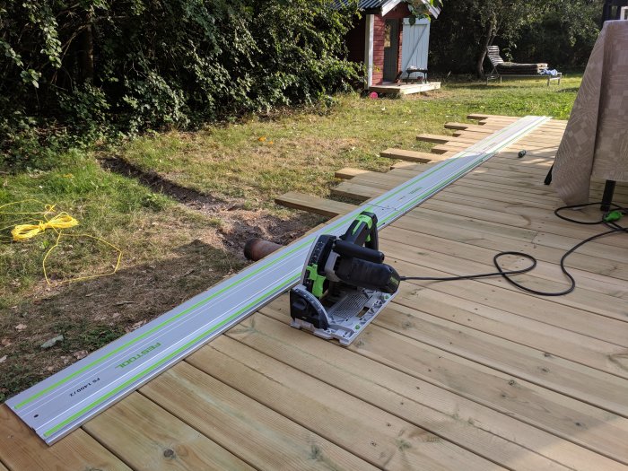 Festool cirkelsåg vid längd av skenor på träaltan under renovering.