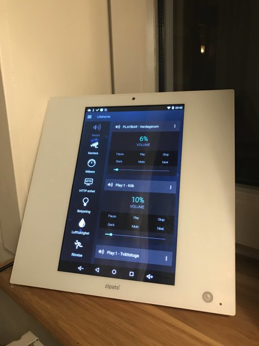 Zipato ZipaTile kontroller med touchskärm som visar gränssnitt för smart hem-styrning, monterad på vägg.
