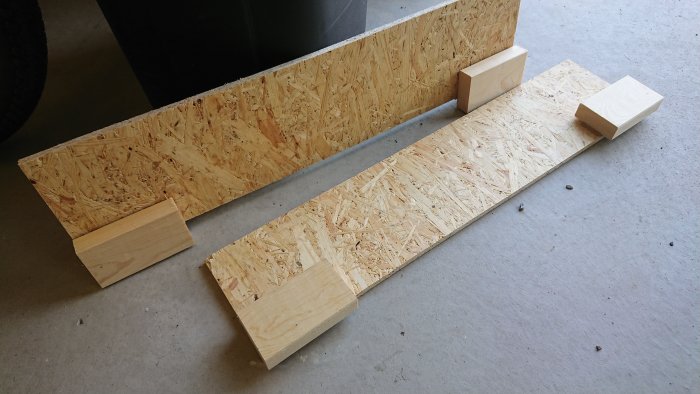 Jigg/mall för ram runt pool i trädäck, gjord av gles och masonit med mätblock.