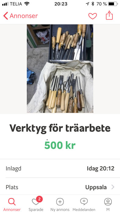 Samling av snickarverktyg för träarbete, inklusive mejslar och täljknivar, till salu.