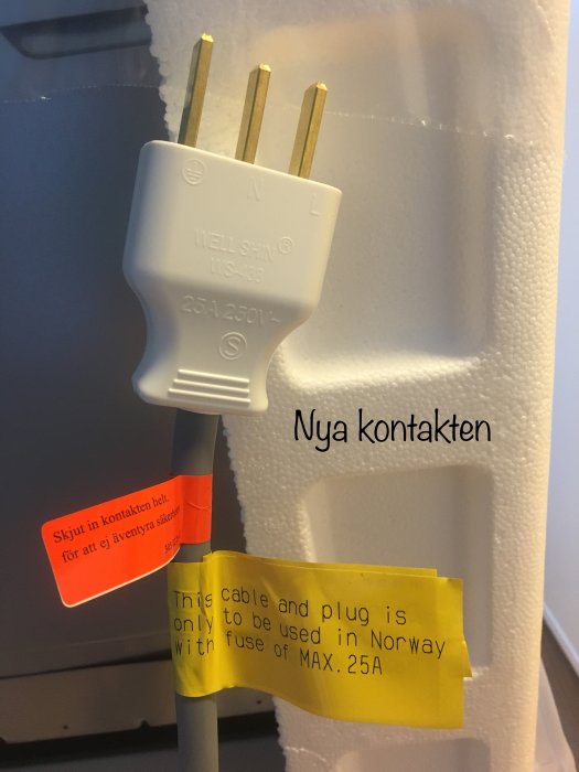 En ny Norwesco-stickkontakt med tre stift märkt "25A 250V" för-packad i bubbelplast och etiketterad "Endast för Norge" och "Skjut i kontakten helt".