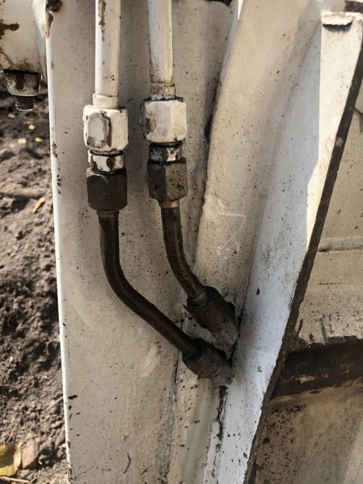 Oljeläckage vid kopplingspunkterna på en bobcats hydrauliksystem.