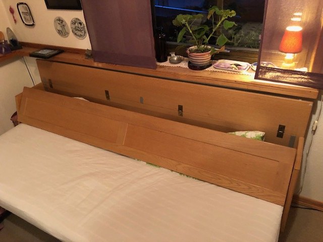 Vintage bäddsoffa i ek med fällbart ryggstöd, köpt på NK 1965, med rullsystem för madrass.