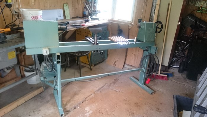 Hemmabyggd svarv baserad på Lunas SP 1000 i en verkstad, med dubbhöjd 200 mm och bredd 1100 mm och uppsättning svarvstål.