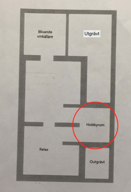 Ritning av källare med markerat hobbyrum där fuktproblem uppstått, med angränsande utgrävda delar och blivande vinkällare.