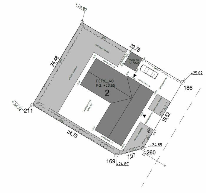 Planlösning för tomt med förslag på placering av förråd och carport i relation till huset, inklusive måttangivelser.