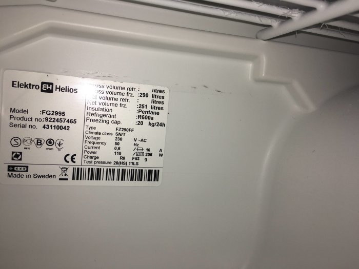 Typskylt på Elektro Helios frys modell FG2995 med produktnummer 922457465 och specifikationer.