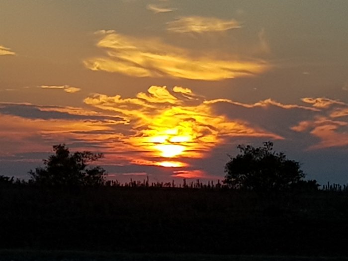 Solnedgång med dramatiska moln över Närsholmen på Gotland.