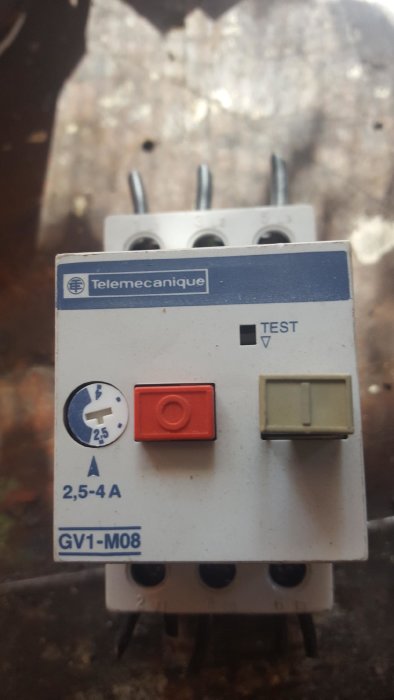 Telemecanique GV1-M08 motorskyddsbrytare med inställningar 2,5-4 A, röd testknapp och grå återställningsknapp.