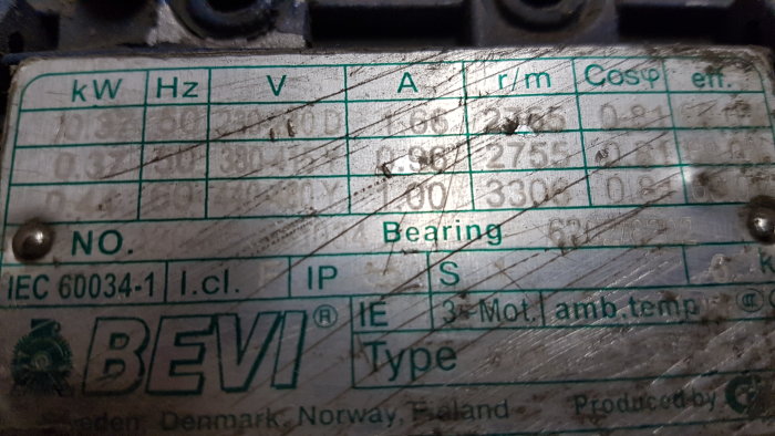 Sliten typskylt på pump med specifikationer, nämner "100R 5" och märket "BEVI".