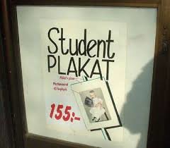 Affisch för studentplakat med pris och exempelbild i skyltfönster.