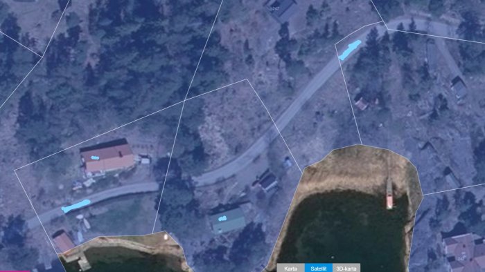 Satellitbild som visar en väg som korsar tre fastigheter med markeringar över respektive tomt.