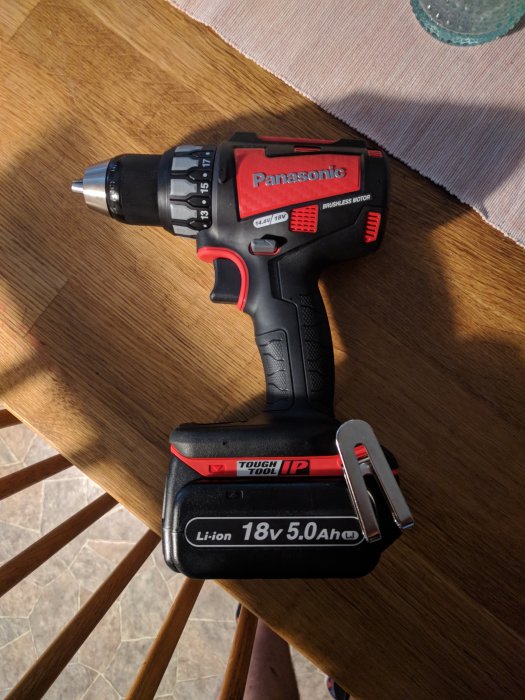 Panasonic EY74A2 batteridriven borrskruvdragare utan slagborrsfunktion på ett träbord.