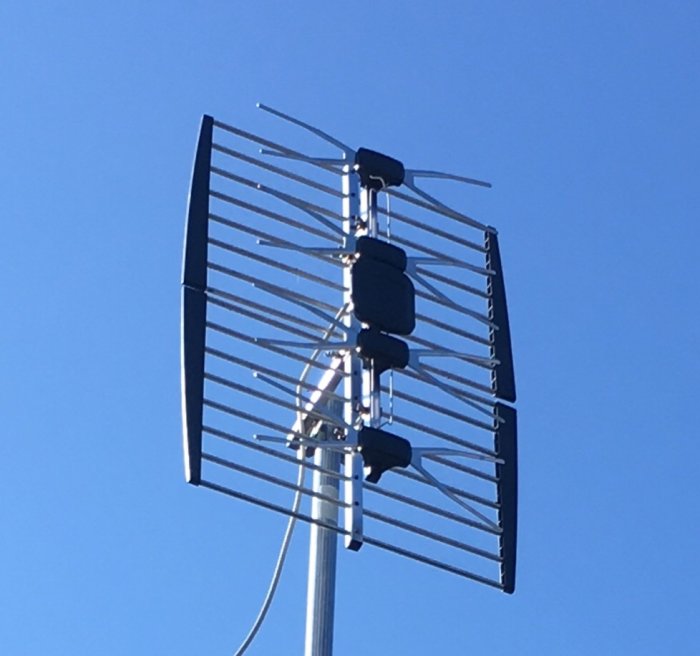 Ytterantenn mot en klarblå himmel, undran om modellnamnet.