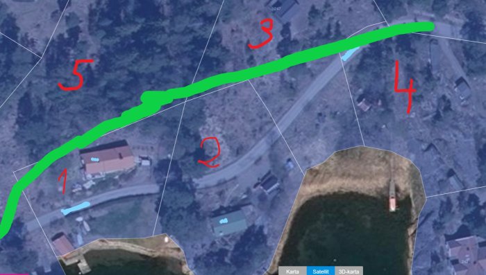 Satellitbild över fastigheter med numrerade markerade och en tänkt ny vägdragning ritad i grönt.